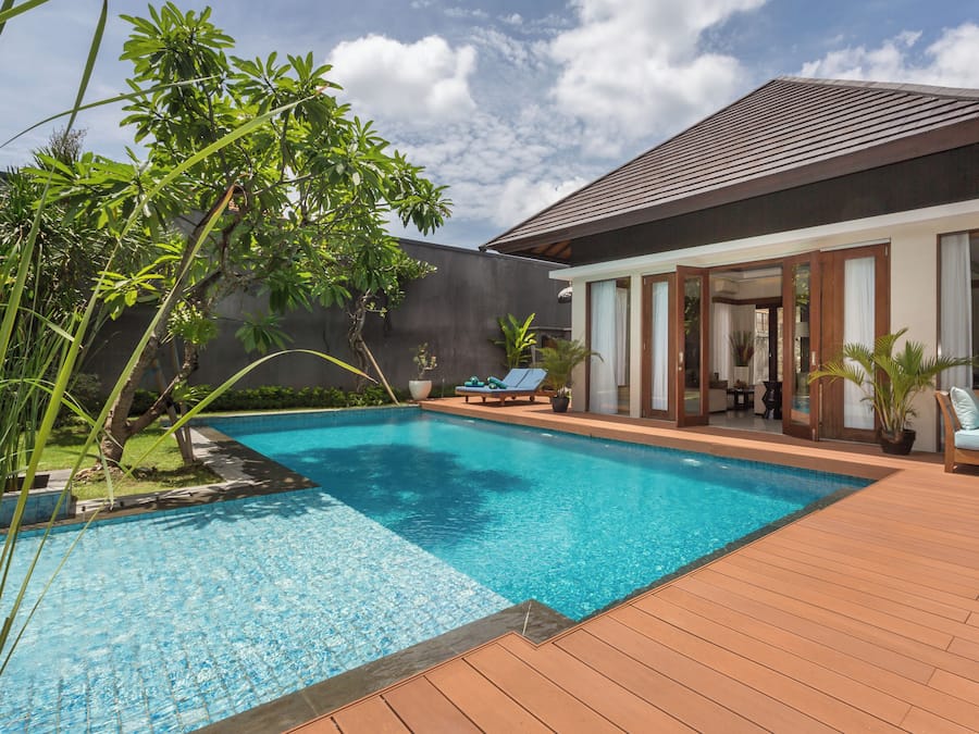 Utendørsbasseng og solsenger