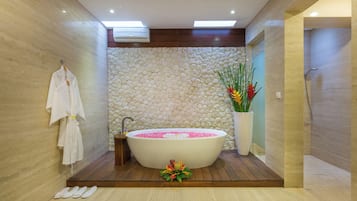 Een douche, gratis toiletartikelen, een haardroger, badjassen