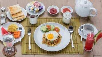 Petit déjeuner complet compris