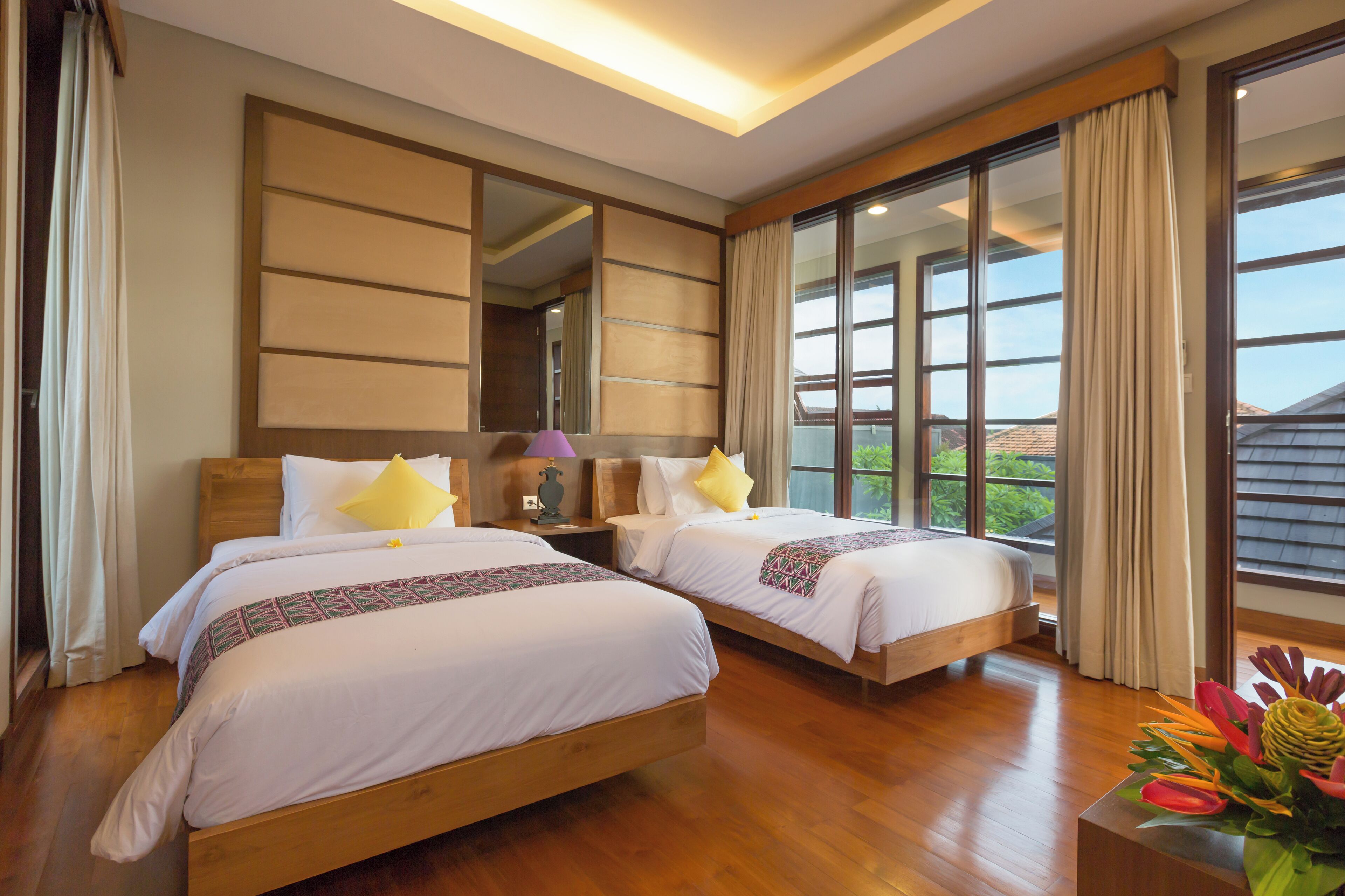 Coffres-forts dans les chambres, bureau, fer et planche à repasser