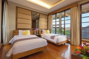 Peti besi dalam bilik, meja, seterika/papan seterika 