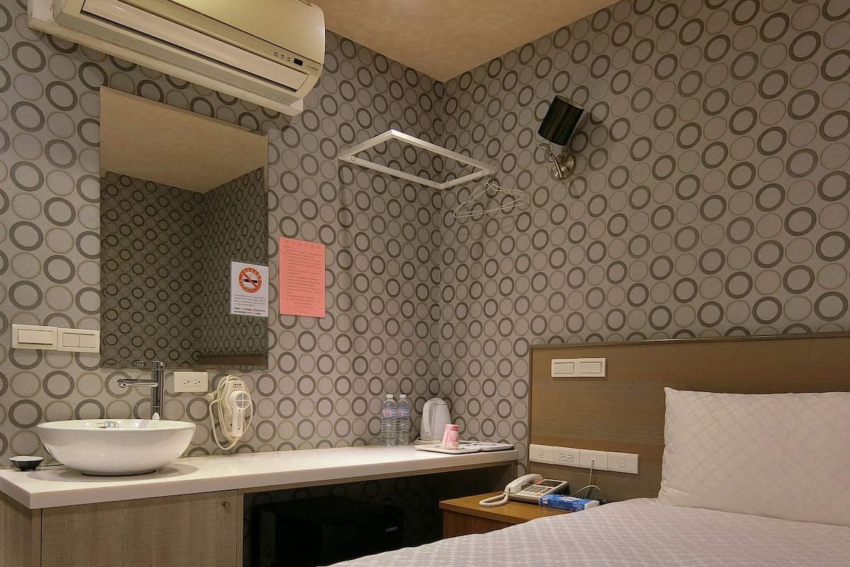 Economy Double Room, Non Smoking | Meja, Wi-fi percuma, cadar katil