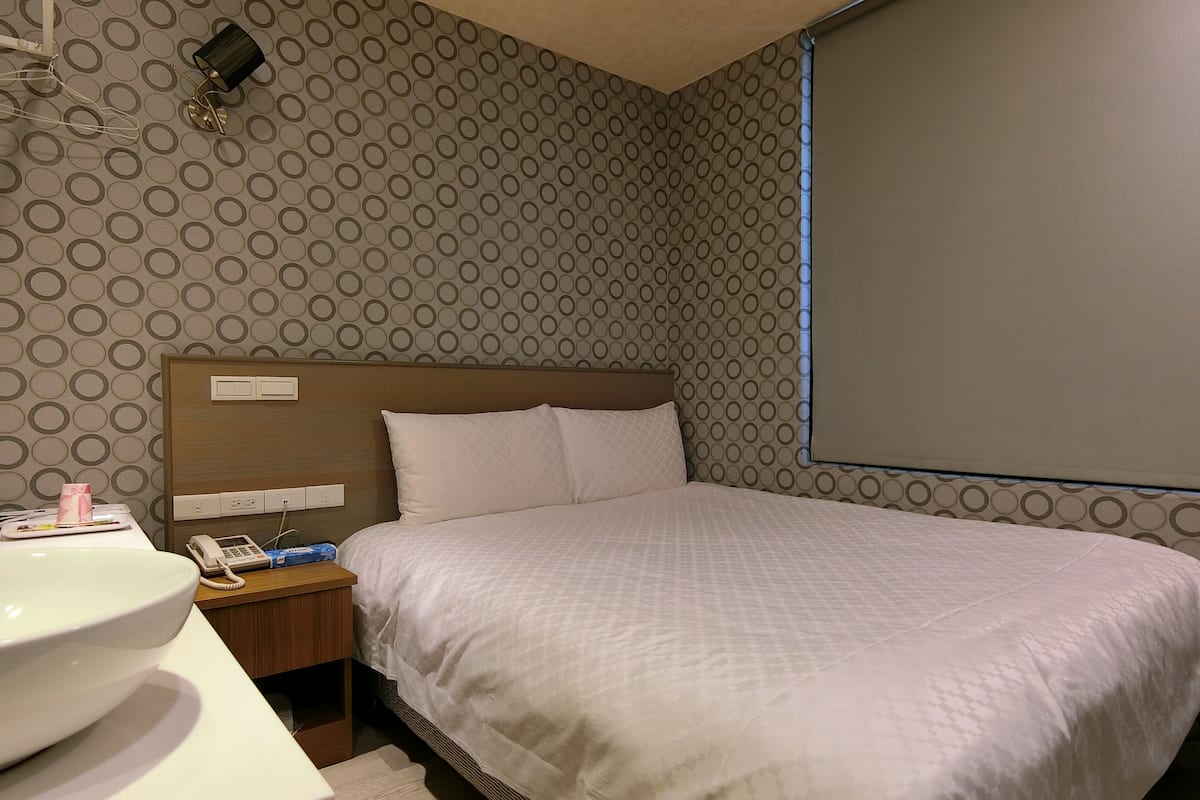 Double Room, Non Smoking | Meja, Wi-fi percuma, cadar katil