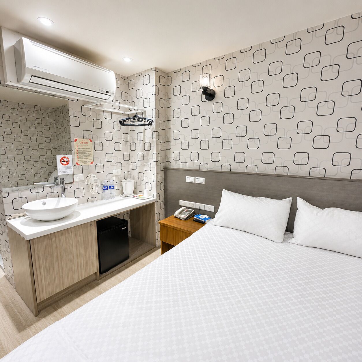 Run of house | Desk, free WiFi, bed sheets