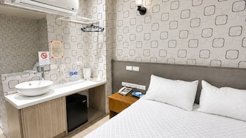 Run of house | Desk, free WiFi, bed sheets