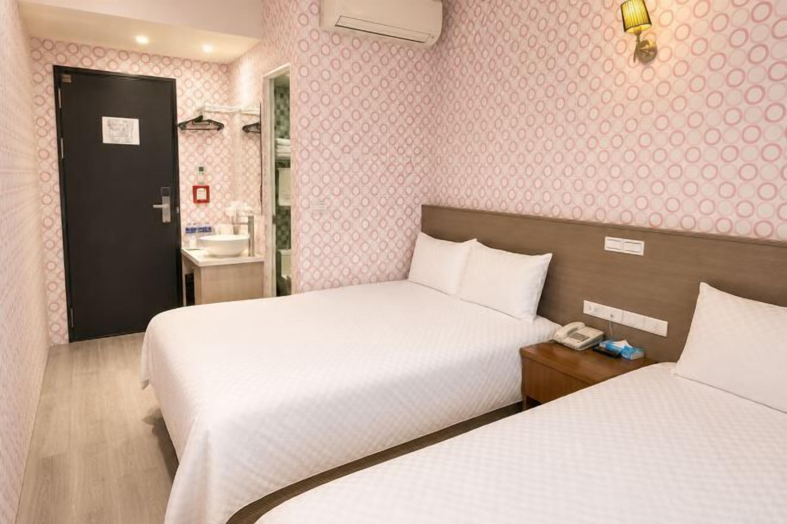 Escritorio, wifi gratis y ropa de cama 