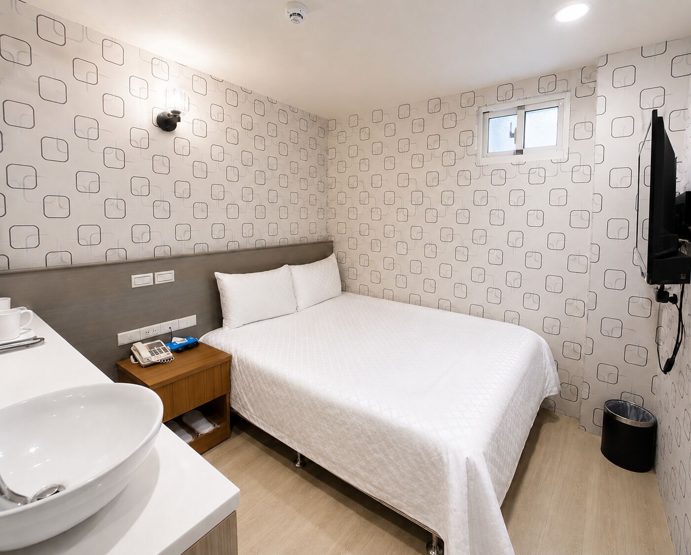 Run of house | Desk, free WiFi, bed sheets