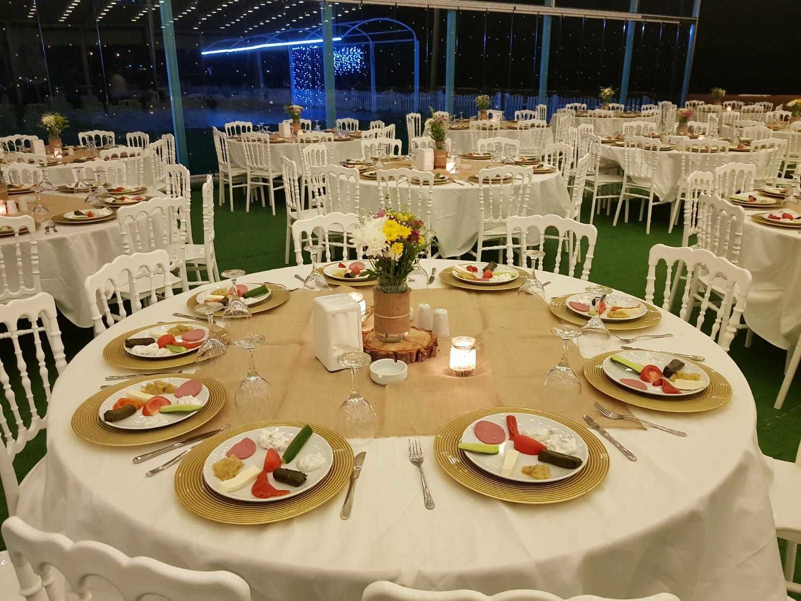 Lunch and dinner served