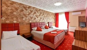 Deluxe-huone | Tallelokero huoneessa, työpöytä, ilmainen Wi-Fi, vuodevaatteet