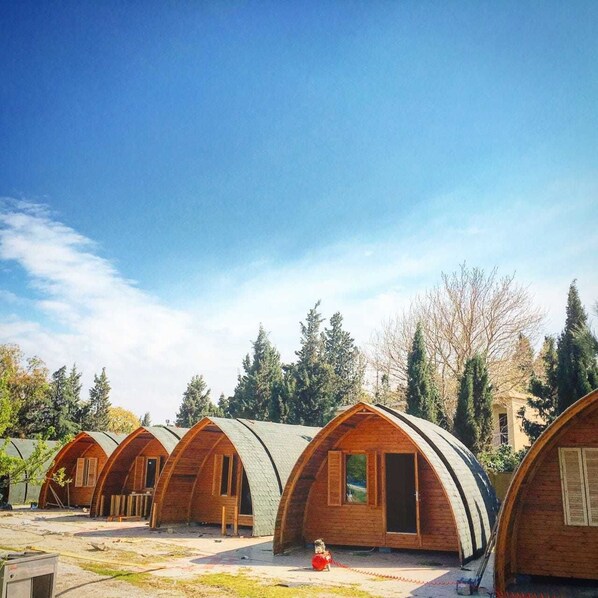 Bungalow | Tallelokero huoneessa, työpöytä, ilmainen Wi-Fi, vuodevaatteet