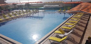 Ulkouima-allas, aurinkotuoleja