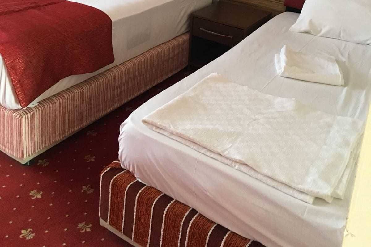 Värdeförvaringsskåp på rummet, skrivbord, gratis wi-fi och sängkläder