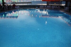 Utomhuspool och solstolar