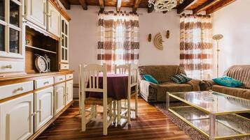 Apartamento, 4 habitaciones (C) | Sala de estar | Una televisión de pantalla plana