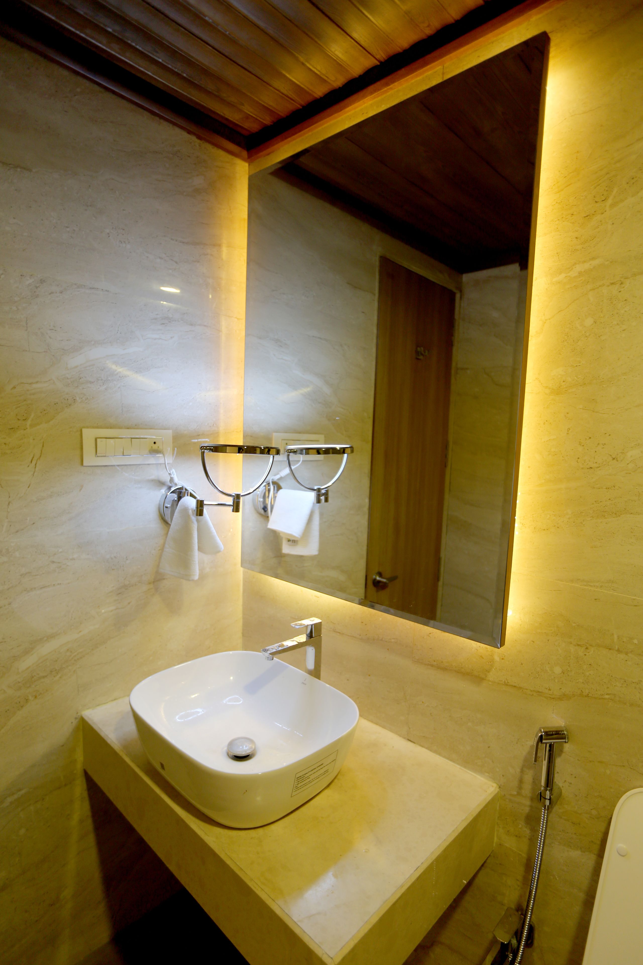 Un baño con un lavamanos blanco, un espejo y una ducha.