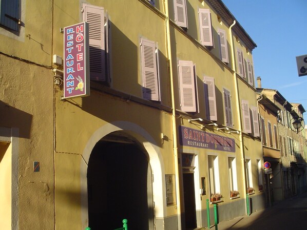Façana frontal de l'allotjament