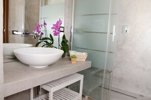 Deluxe-Doppelzimmer (2) | Badezimmer | Dusche, Regendusche, kostenlose Toilettenartikel, Haartrockner