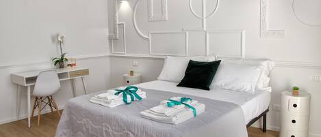 Un dormitorio ordenado con una cama, un escritorio y una silla.
