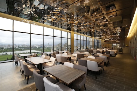 2 restoran, sarapan dihidangkan