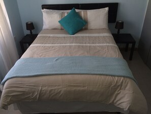 Quarto casal conforto, 1 cama de casal, para não fumantes, vista para o jardim | Cofres nos quartos, ferros/tábuas de passar roupa, Wi-Fi de cortesia