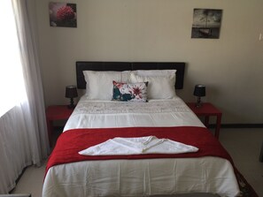 Quarto casal conforto, 1 cama de casal, para não fumantes, vista para o jardim | Cofres nos quartos, ferros/tábuas de passar roupa, Wi-Fi de cortesia