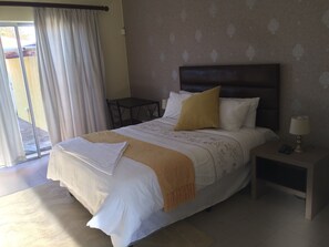 Quarto casal conforto, 1 cama de casal, para não fumantes, vista para o jardim | Cofres nos quartos, ferros/tábuas de passar roupa, Wi-Fi de cortesia