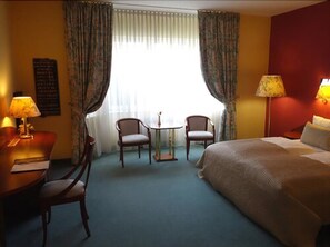 Comfort-rum | Minibar, skrivbord, arbetsyta för laptop och mörkläggningsgardiner