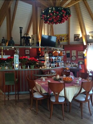 Frukostbuffé varje dag (EUR 8.50 per person)