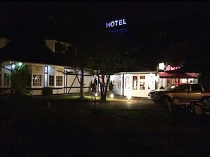 Front of property – evening/night - Parkhotel Dallgow (Dallgow-Doeberitz)