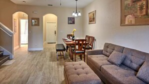 Living room - Regal Oaks Resort 3 beds 3 baths Disney (Kissimmee)
