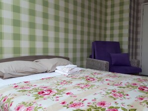 Rollaway beds, bed sheets - Hostel Brigit na Ladojskoy (St. Petersburg)