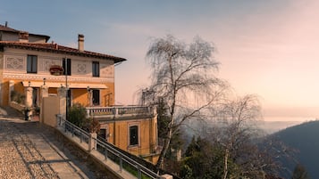 Vista frontal de la propiedad