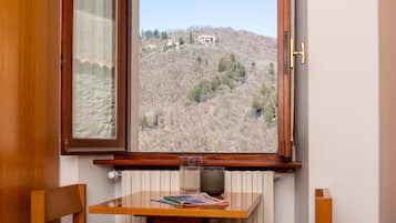 Deluxe-Zweibettzimmer, Seeblick | Italienische Bettbezüge von Frette, hochwertige Bettwaren