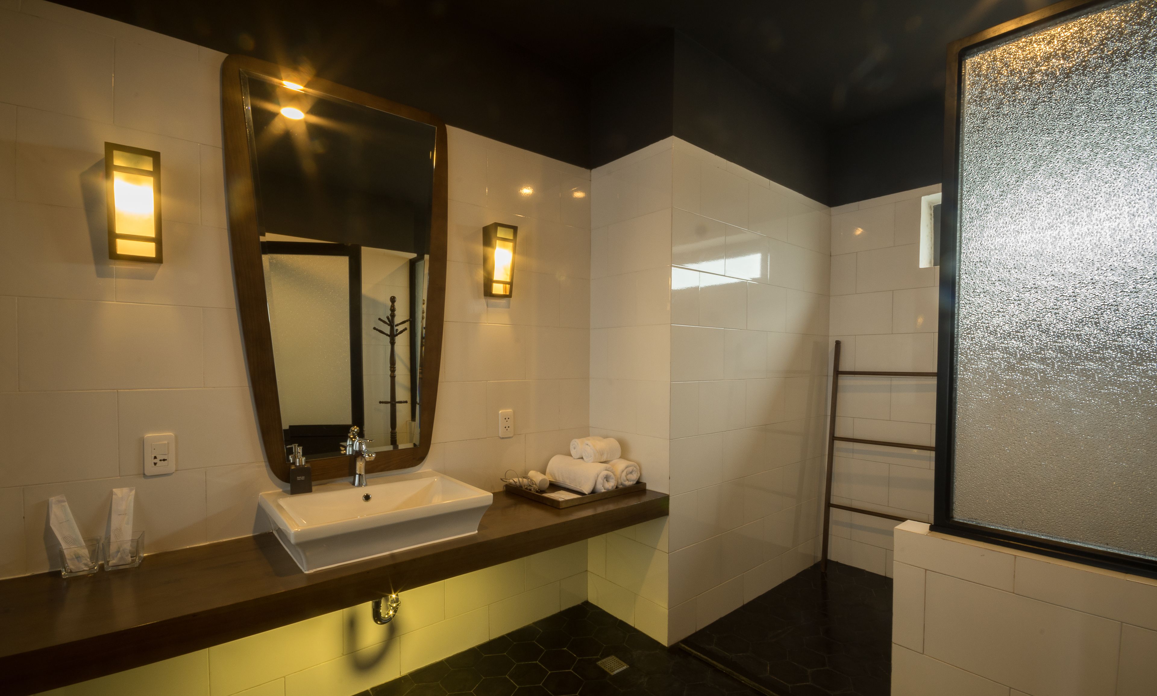 queen suite, terrace | bathroom | shower, free toiletries, hair dryer, slippers