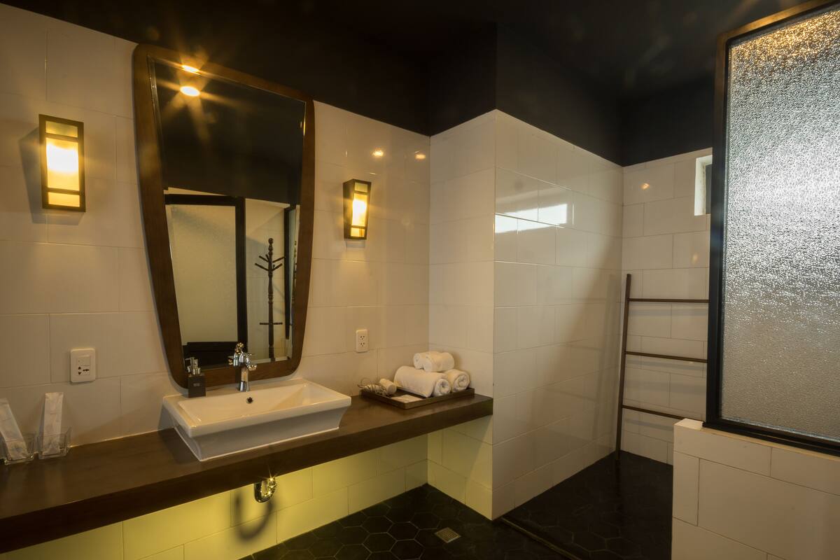 queen suite, terrace | bathroom | shower, free toiletries, hair dryer, slippers