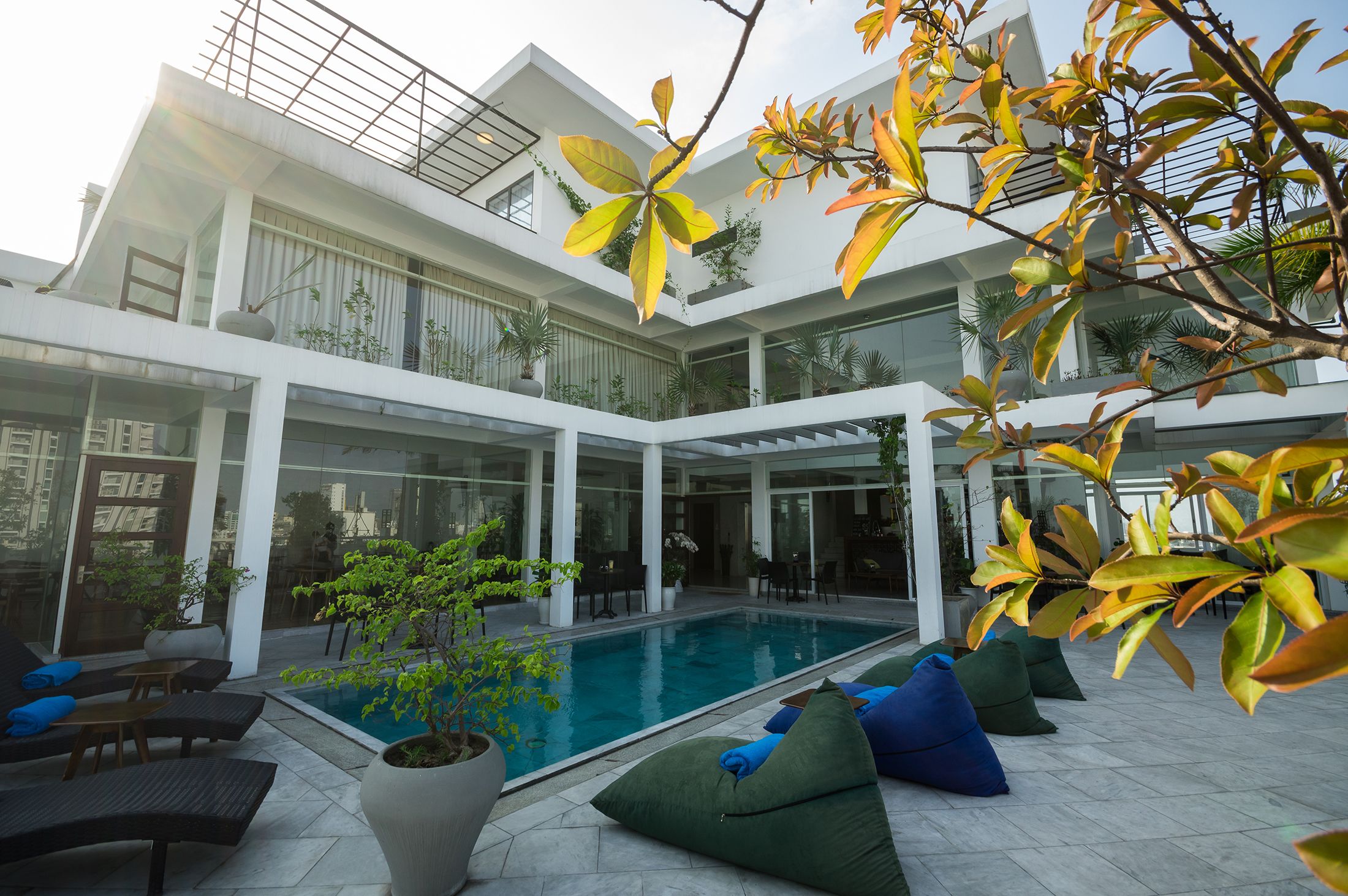 outdoor pool, open 7:00 am to 10:00 pm, pool loungers