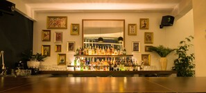 Bar (trong khuôn viên)