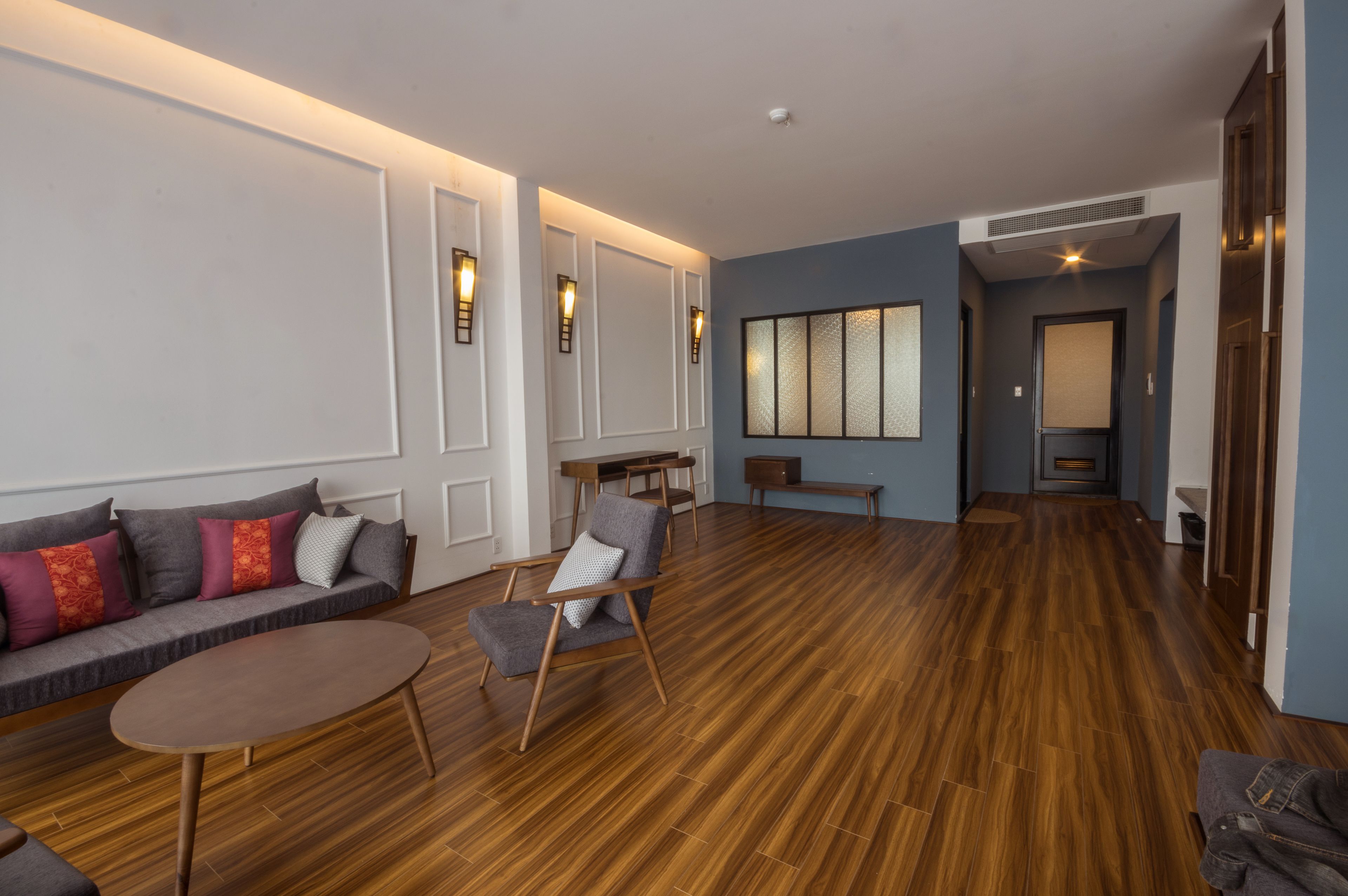 queen suite, terrace | minibar, in-room safe, individually decorated, desk