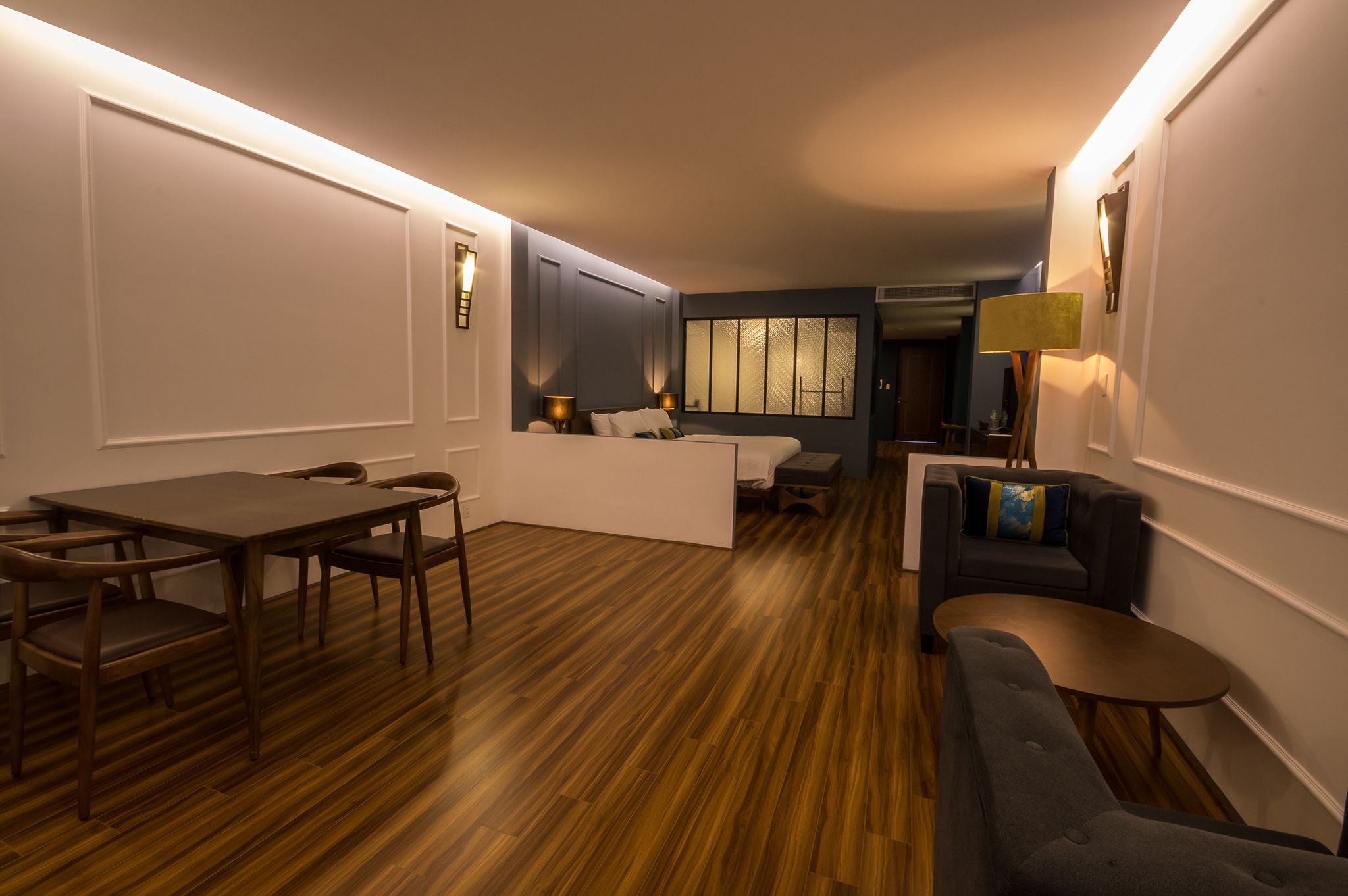 junior suite | minibar, in-room safe, individually decorated, desk