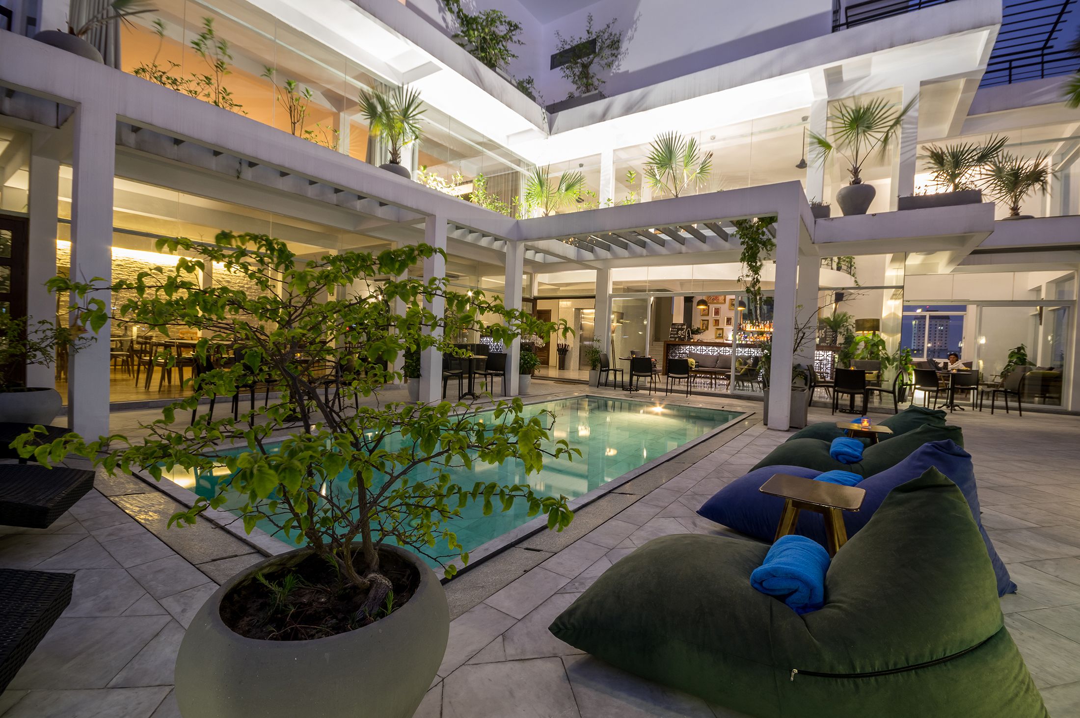 outdoor pool, open 7:00 am to 10:00 pm, pool loungers