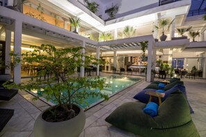 Udendørs pool, åben fra kl. 07.00 til kl. 22.00, liggestole