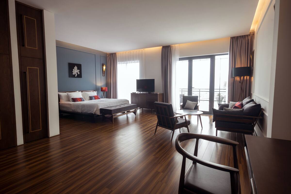 Suite, terraza (Queen) | Baño | Ducha, artículos de higiene personal gratuitos y secador de pelo