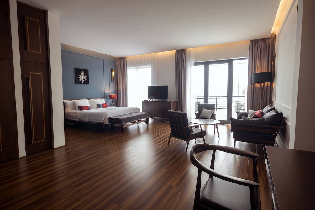 queen suite, terrace | bathroom | shower, free toiletries, hair dryer, slippers