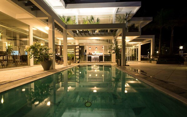 室外游泳池，開放時間為 07:00 至 22:00，提供日光浴躺椅