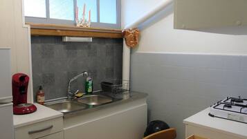 Double Room | Private kitchen | Fridge, microwave, stovetop, cookware/dishes/utensils