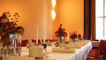 Menyajikan masakan daerah