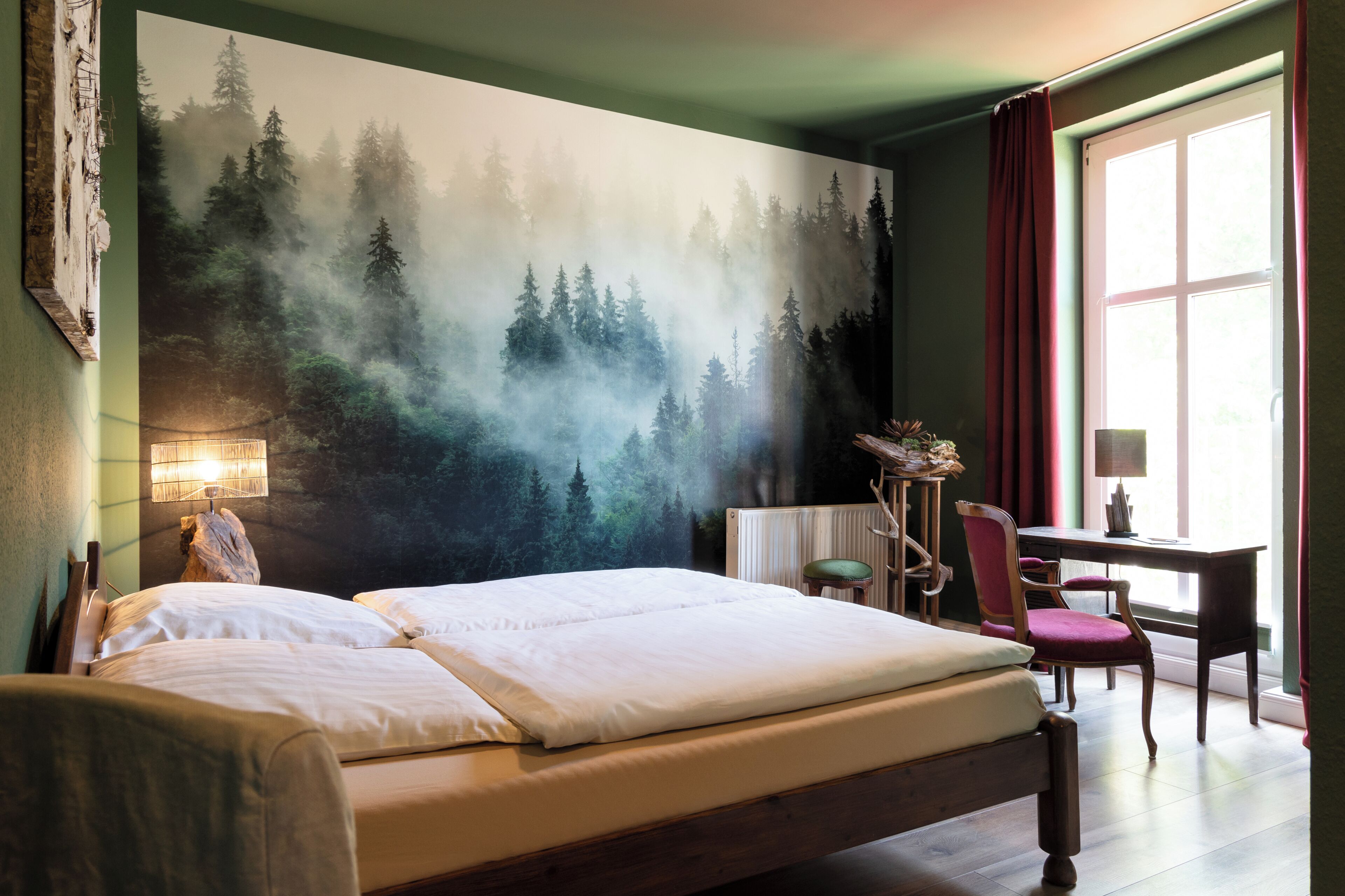 Ein Schlafzimmer mit Bett, Schreibtisch und Stuhl.