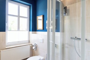 Einzelzimmer | Badezimmer | Kostenlose Toilettenartikel, Handtücher