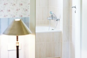 Triple Room | Bathroom | Free toiletries, towels - Restaurant Esslust (Niedergoersdorf)