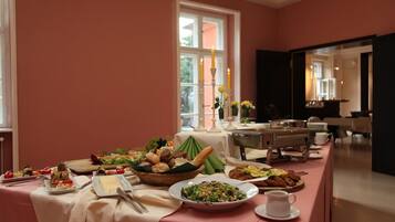 Menyajikan masakan daerah